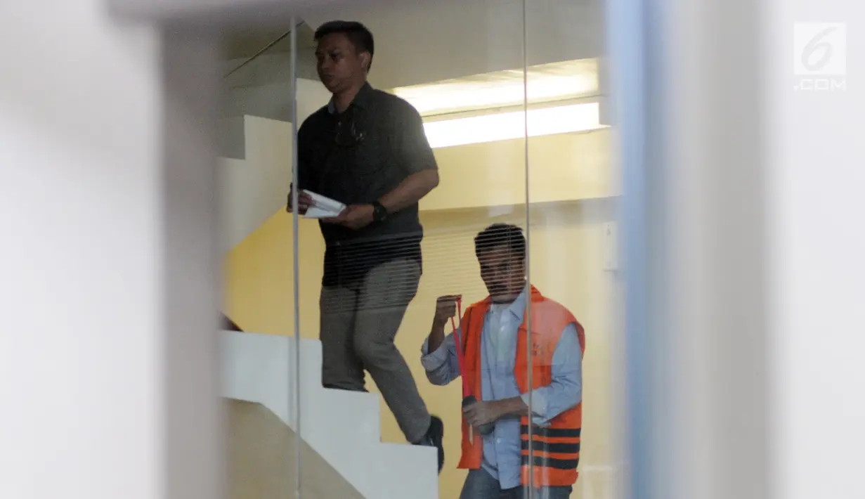 Mantan Anggota DPRD Sumatera Utara Tonnies Sianturi tiba di Gedung KPK, Jakarta, Jumat (28/12). Tonnies diduga menerima suap persetujuan Laporan Pertanggungjawaban APBD 2012 dan pengesahan perubahan APBD 2013, 2014 dan 2015. (Merdeka.com/Dwi Narwoko)