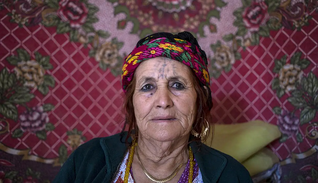 Seorang wanita tua Aljazair tampak bertato dibagian mukanya. Kebanyakan dari wanita - wanita ini menyesal karena kini seni tato dianggap dosa di daerahnya. (Dailymail.co.uk)