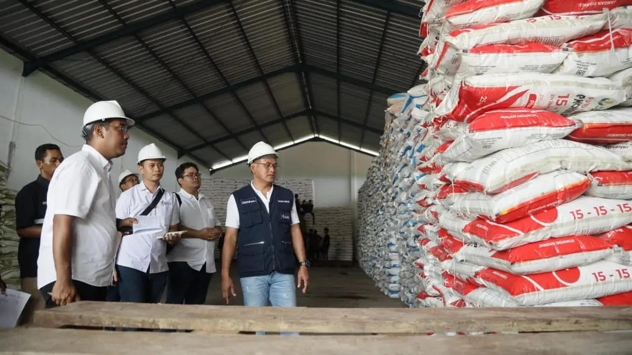 Direktur Utama Pupuk Indonesia, Rahmad Pribadi saat memantau stok pupuk subsidi di Kabupaten Sikka, NTT (Liputan6.com/Ola Keda)