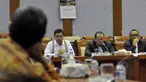 Ketum PSSI La Nyala Matalitti (tengah) didampingi Wakilnya Hinca Panjaitan (kiri) menemui Komisi X DPR di Kompleks Parlemen, Jakarta, Senin (20/4/2015). PSSI mengadu kepada DPR mengenai pembekuan organisasinya. (Liputan6.com/Andrian M Tunay)