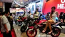 Seorang pengunjung terlihat memperhatikan motor garang yang ditunggangi seorang model, Jakarta, Rabu (29/10/2014). (Liputan6.com/Johan Tallo)