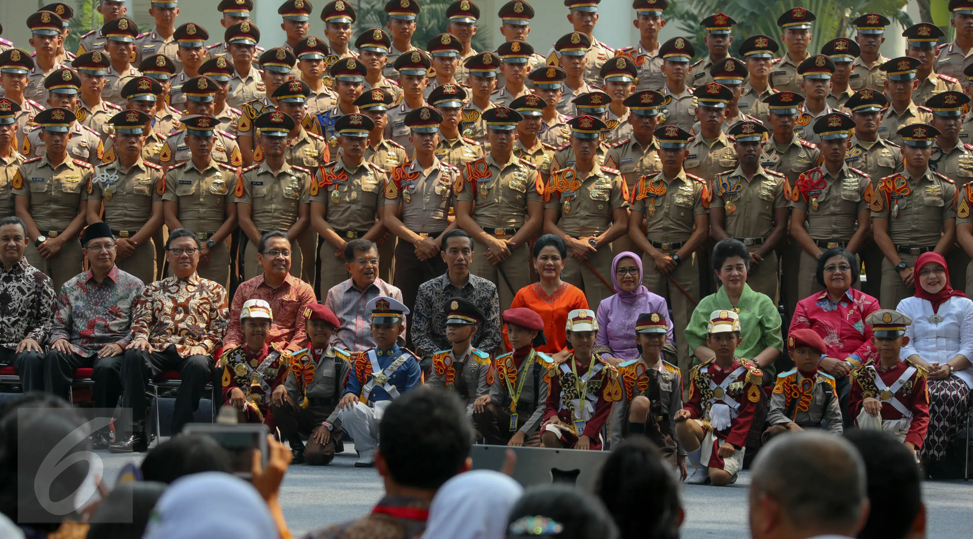 Presiden Jokowi berfoto bersama dengan Taruna Akademi Militer TNI dan Akpol saat acara silaturahmi di Istana Bogor, Selasa (18/8/2015). Silaturahmi ini berkaitan peringatan kemerdekaan HUT RI ke-70 di Istana Merdeka Jakarta.(Liputan6.com/Faizal Fanani)