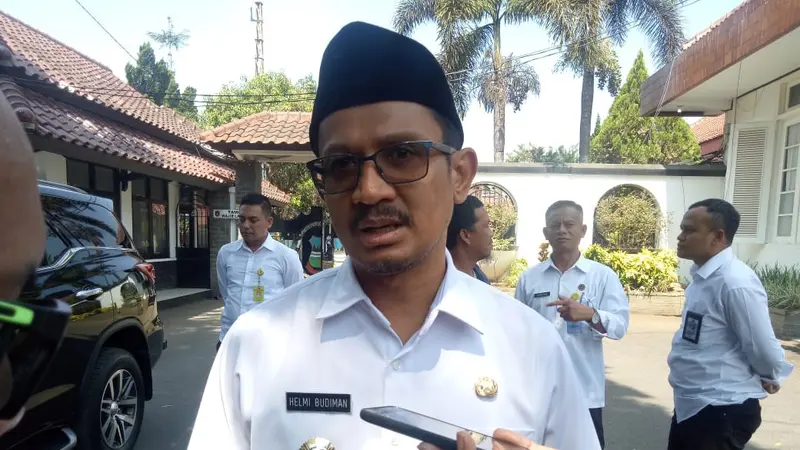 Wakil Bupati Garut Helmi Budiman saat memberikan keterangannya kepada wartawan di Garut