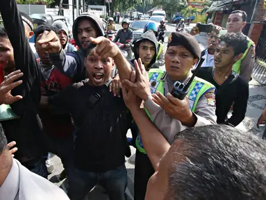 Mahasiswa yang tergabung dalam Gerakan Anak Bangsa terlibat kericuhan dengan petugas pengamanan DPP PKB, Jakarta, Rabu (16/3). Kericuhan terjadi karena petugas melarang mahasiswa berunjuk rasa di depan Kantor DPP PKB. (Liputan6.com/Immanuel Antonius)