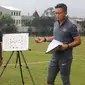 Pelatih Timnas Indonesia U16, Fachry Husaini (kiri) bersama asisten pelatih, Yeyen Tumena saat masih aktif latih timnas U-19 (Liputan6.com/Helmi Fithriansyah)