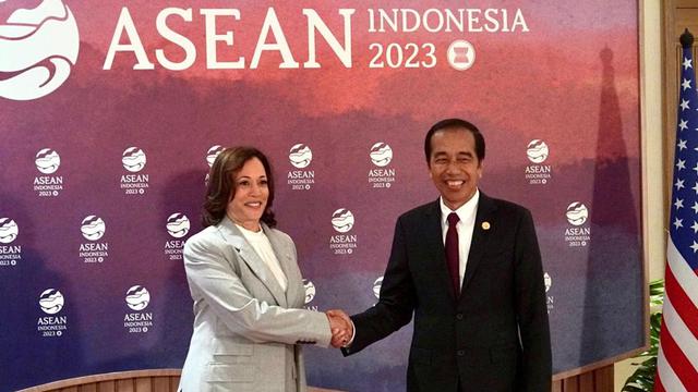 Presiden Joko Widodo didampingi oleh Menteri Koordinator Bidang Perekonomian Airlangga Hartarto bertemu Wakil Presiden (Wapres) Amerika Serikat (AS) Kamala Harris di sela-sela KTT ASEAN di Jakarta Convention Center. (Dok Kemenko Perekonomian)
