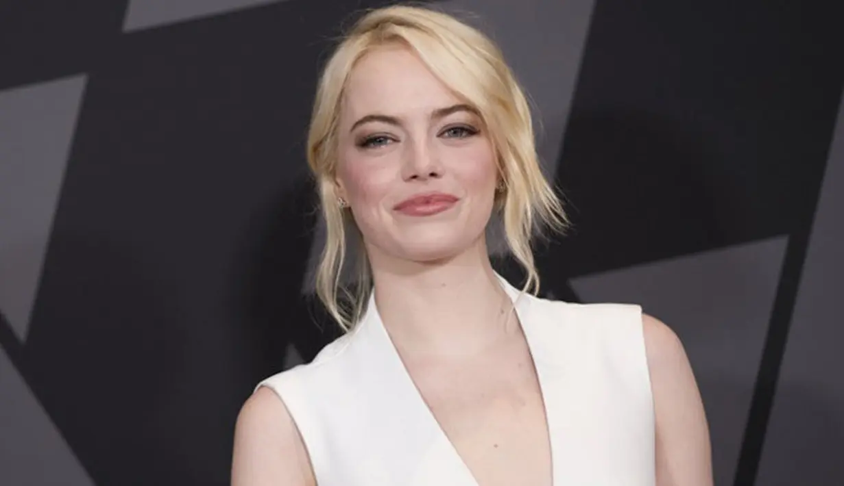 Kabar bahagia kembali datang dari sosok cantik Emma Stone. Setelah putus dengan Andrew Grafield dan dikabarkan balikan, ternyata Emma memiliki seorang kekasih baru yang berprofesi sebagai sutradara. (AFP/Valerie Macon)