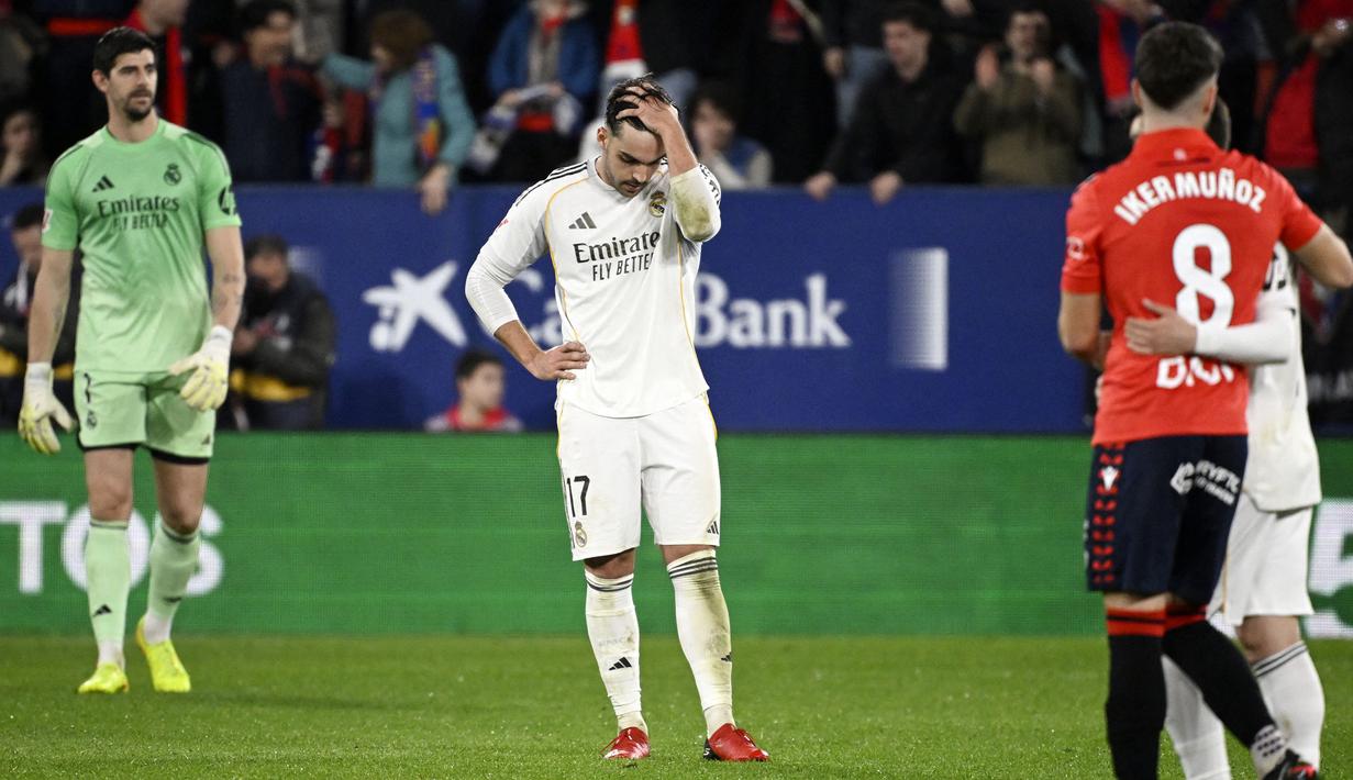 Raut kecewa pemain Real Madrid, Raul Asencio setelah Osasuna mencetak gol kedua mereka dalam laga lanjutan Liga Spanyol di El Sadar Stadium, Pamplona, Spanyol, Sabtu (21/02/2026) waktu setempat. (AFP/Ander Gillenea)