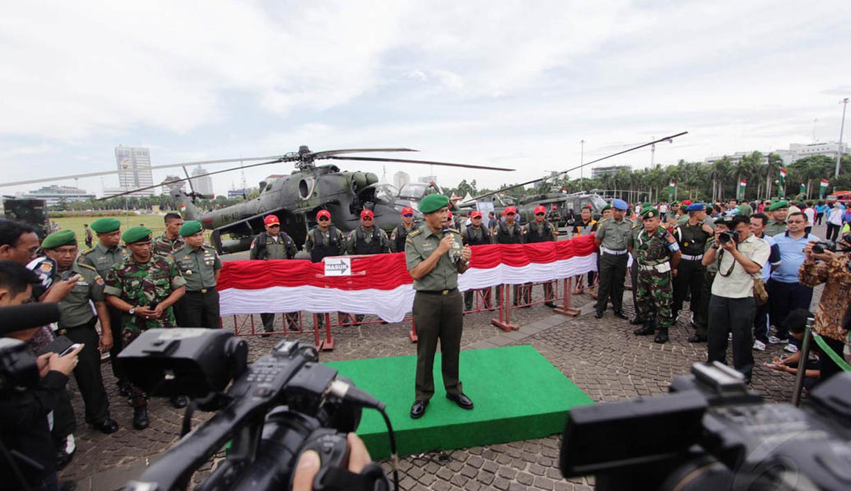 Wakil KSAD Letjen TNI M Munir membuka pameran alat utama sistem persenjataan (alutsista) di kawasan Monas, Jakarta, Jumat (12/12/2014). (Liputan6.com/Faizal Fanani)