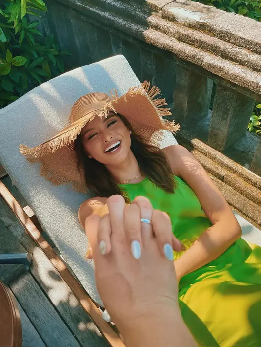 Tavan menjadi Instagram Husband untuk Amanda, dengan mengambil beberapa foto estetik.