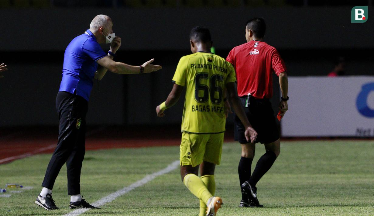 Akibatnya Dragan Djukanovic harus keluar dari lapangan lebih cepat dan tak bisa mendampingi anak asuhnya berjuang hingga akhir. (Bola.com/M Iqbal Ichsan)