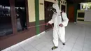 Anggota Brimob Batalion A Ciputat melakukan penyemprotan disinfektan di kawasan Bambu Apus, Tangerang Selatan, Banten, Selasa (4/8/2020). Penyemprotan terhadap rumah, sekolah, serta masjid tersebut dilakukan untuk mencegah penyebaran COVID-19 yang terus meningkat. (merdeka.com/Dwi Narwoko)