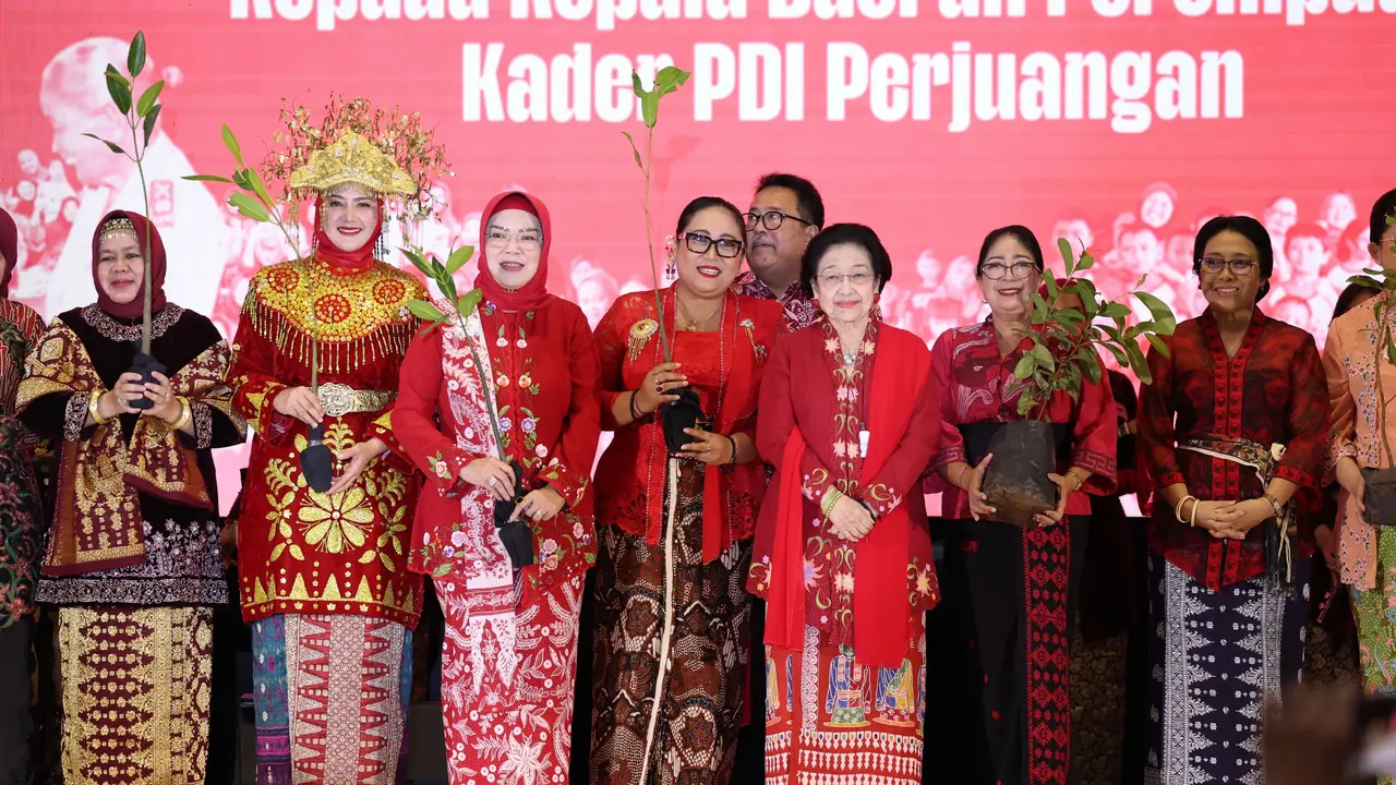 PDI Perjuangan memperingati Hari Ibu dengan mengadakan berbagai kegiatan, salah satunya penyerahan bibit pohon secara simbolis kepada para kepala daerah perempuan serta ketua DPRD perempuan dari PDIP.