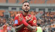 Penyerang andalan Persija Jakarta, Maxwell Souza melakukan selebrasi usai mencetak gol penentu kemenangan atas PSM Makassar pada pekan ke-22 BRI Super League 2025/2026 yang digelar di Jakarta International Stadium, Jumat (20/2) malam WIB. (Bola.com/Abdul Aziz)
