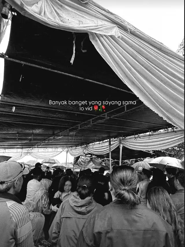 6 Potret Pemakaman Vidi Aldiano, Suasana Penuh Haru Diiringi Hujan