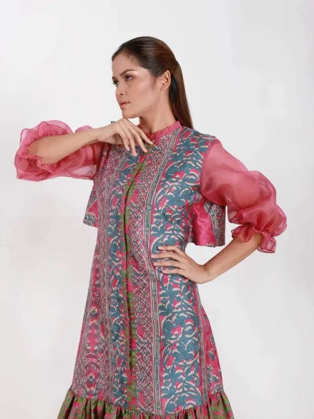 Cantiknya Batik Koleksi Terbaru dengan Nuansa Pink dan Bermotif Floral Rancangan Nadia Stefanie