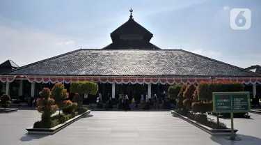 Suasana Masjid Agung Demak di Bintoro, Demak, Jawa Tengah, pada akhir Maret lalu. Masjid Agung Demak merupakan masjid kuno yang dibangun oleh Raden Patah dari Kerajaan Demak dibantu para Walisongo pada abad ke-15 Masehi. (merdeka.com/Iqbal S. Nugroho)