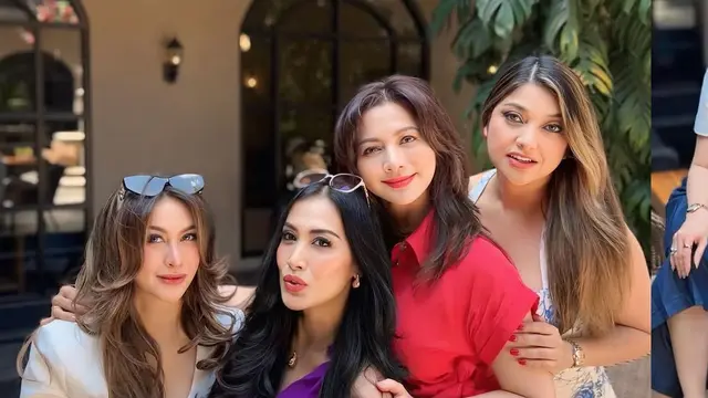 Cut Keke saat kembali bertemu dengan rekan artis era 90an. [@dps_diahpermatasari]