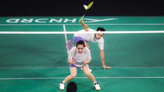 Pasangan selebritas Raffi Ahmad dan Nagita Slavina berusaha mengembalikan kok saat bertanding melawan pasangan Rizky Billar dan Lesti Kejora pada laga bulu tangkis ganda campuran Turnamen Olahraga Selebriti Indonesia (TOSI) di GOR UNJ, Jakarta, Minggu (16/07/2023). Raffi dan Gigi kalah dua set langsung dari Rizky Billar dan Lesti dengan skor 12-21, 10-21.(Bola.com/Bagaskara Lazuardi)