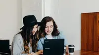 Ilustrasi berdiskusi dengan teman tanpa menyakiti perasaannya. (unsplash.com/@brookecagle)