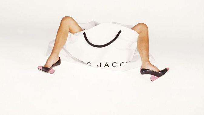 Merayakan 10 tahun di dunia fashion, Victoria Beckham menggarap ulang kampanye tas belanjaa (Marc Jacobs/Juergen Teller)