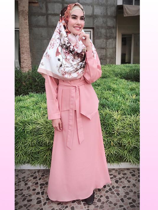 Ada Kartika Putri yang berhasil juga melawan keraguannya untuk berhijab. Keputusan ini telah dijalankan oleh Kartika sejak dua bulan belakangan ini. Dan semakin hari penampilannya pun kian santun dan tetap modis. (Instagram/kartikaputriworld)