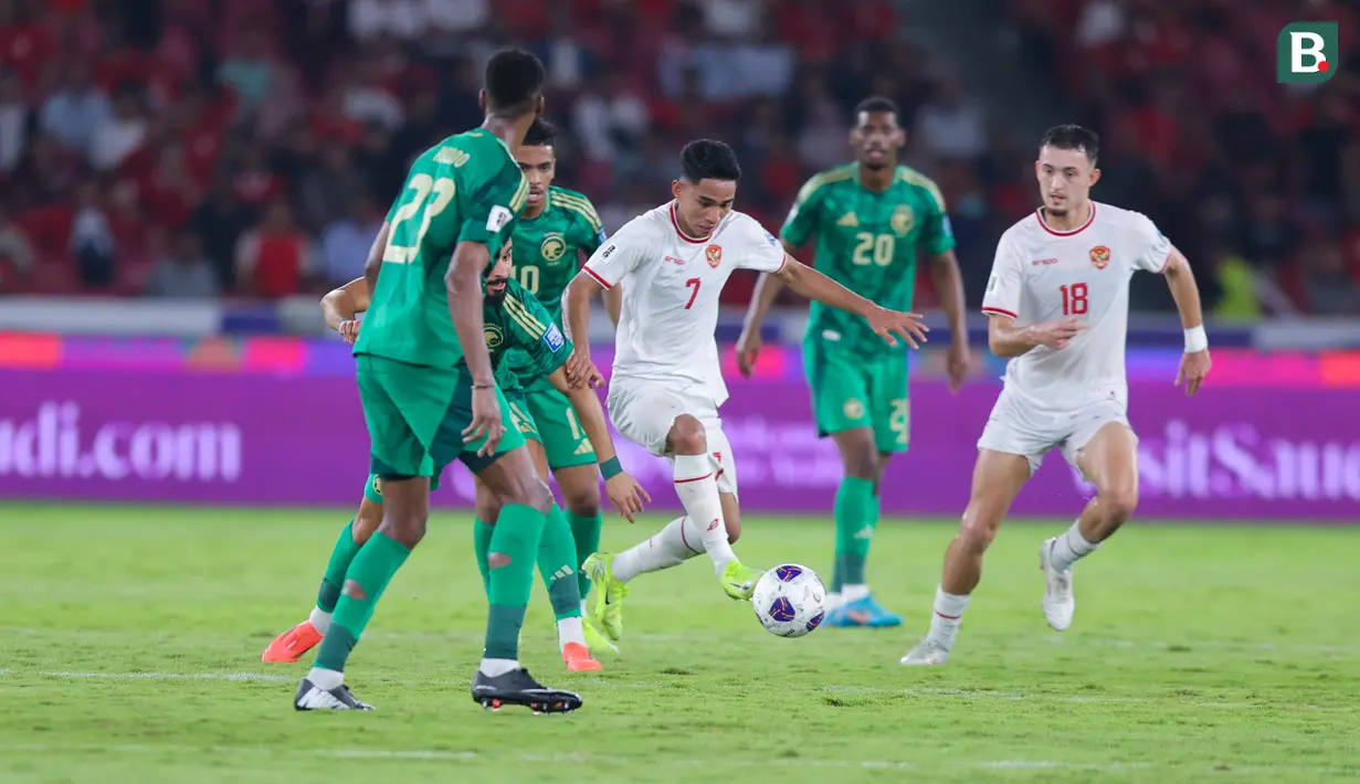 <p>Aksi pemain Timnas Indonesia, Marselino Ferdinan (tiga dari kiri), saat menghadapi Arab Saudi pada Kualifikasi Piala Dunia 2026, di Stadion GBK, Jakarta, Selasa (19/11/2024). (Bola.com/Muhammad Iqbal Ichsan)</p>