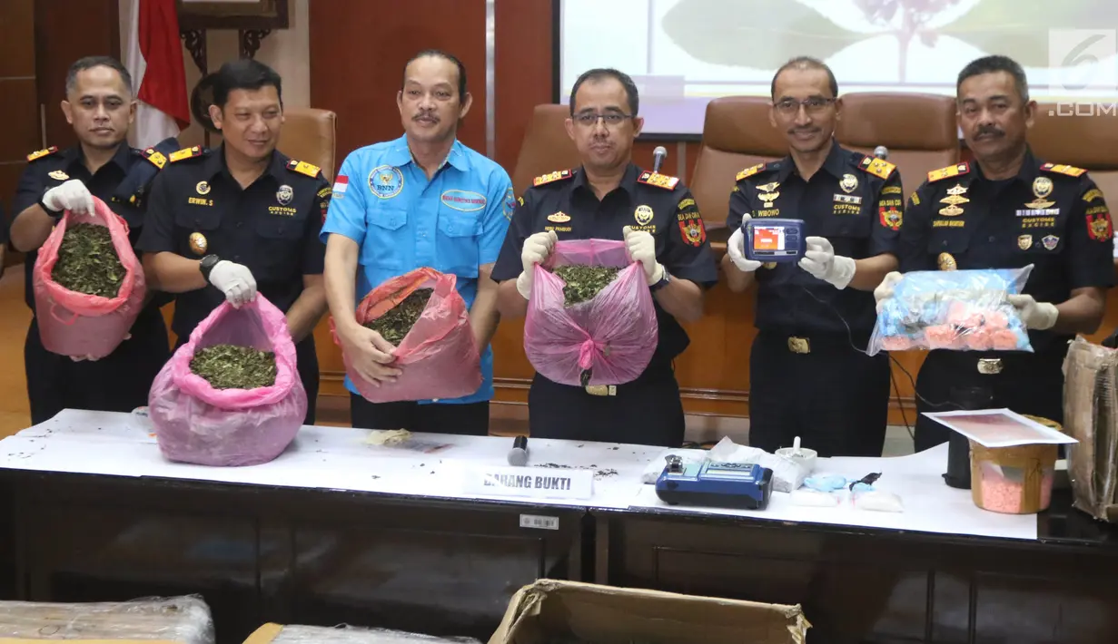 Bea Cukai dan BNN menunjukkan barang bukti 68 kg katinon dan 15.487 butir pil ekstasi saat rilis di Kantor Pusat Bea Cukai, Jakarta, Senin (28/5). Modus tersangka adalah dengan menggunakan false compartement. (Liputan6.com/Arya Manggala)