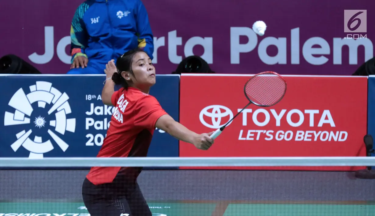 Tunggal putri Indonesia, Gregoria Mariska Tunjung mengembalikan kok ke arah pemain Jepang, Akana Yamaguchi pada semifinal Bulutangkis Beregu Putri Asian Games 2018 di Jakarta, Selasa (21/8). (Liputan6.com/Helmi Fithriansyah)