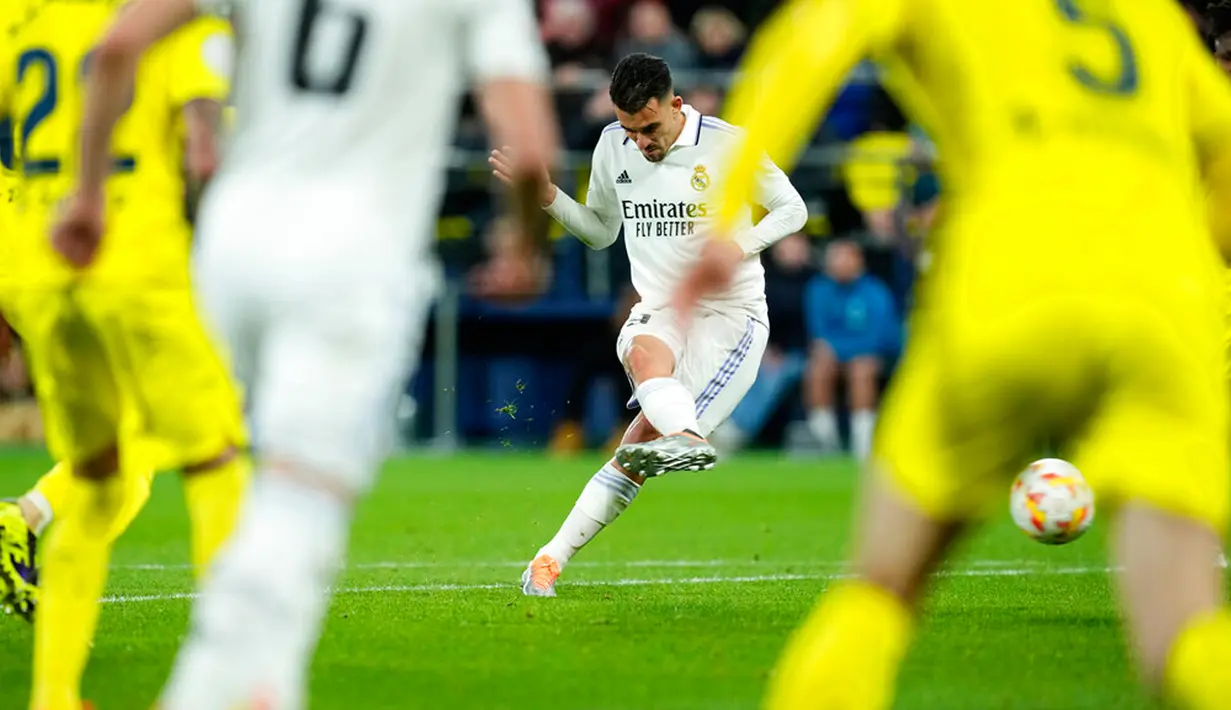 Pemain Real Madrid Dani Ceballos mencetak gol ke gawang Villarreal pada pertandingan sepak bola babak 16 besar Copa del Rey di Stadion La Ceramica, Villarreal, Spanyol, 19 Januari 2023. Real Madrid mengalahkan Villarreal dengan skor 3-2. (AP Photo/Jose Breton)