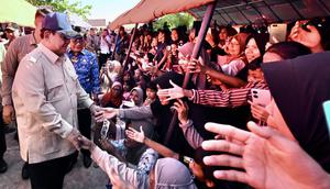 Presiden Prabowo Subianto mengunjungi posko pengungsian korban terdampak banjir di Padang Pariaman, Sumatra Barat, Senin (1/12/2025) (Biro Pers Istana)