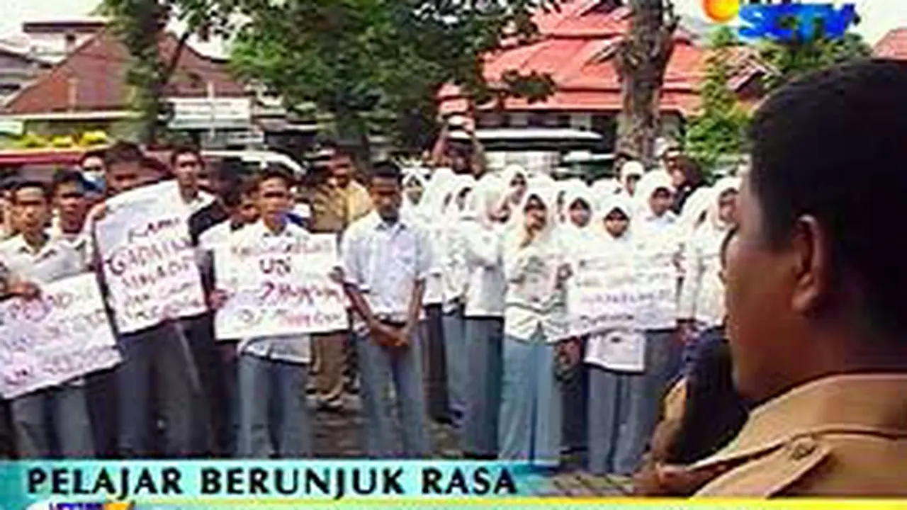 270407ademo_pelajar.jpg