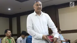 Terdakwa dugaan korupsi e-KTP, Markus Nari bersiap mengikuti sidang lanjutan di Pengadilan Tipikor, Jakarta, Rabu (4/9/2019). Dalam sidang beragendakan putusan sela tersebut Majelis Hakim menolak eksepsi yang diajukan terdakwa dan memutuskan melanjutkan persidangan. (Liputan6.com/Helmi Fithriansyah)