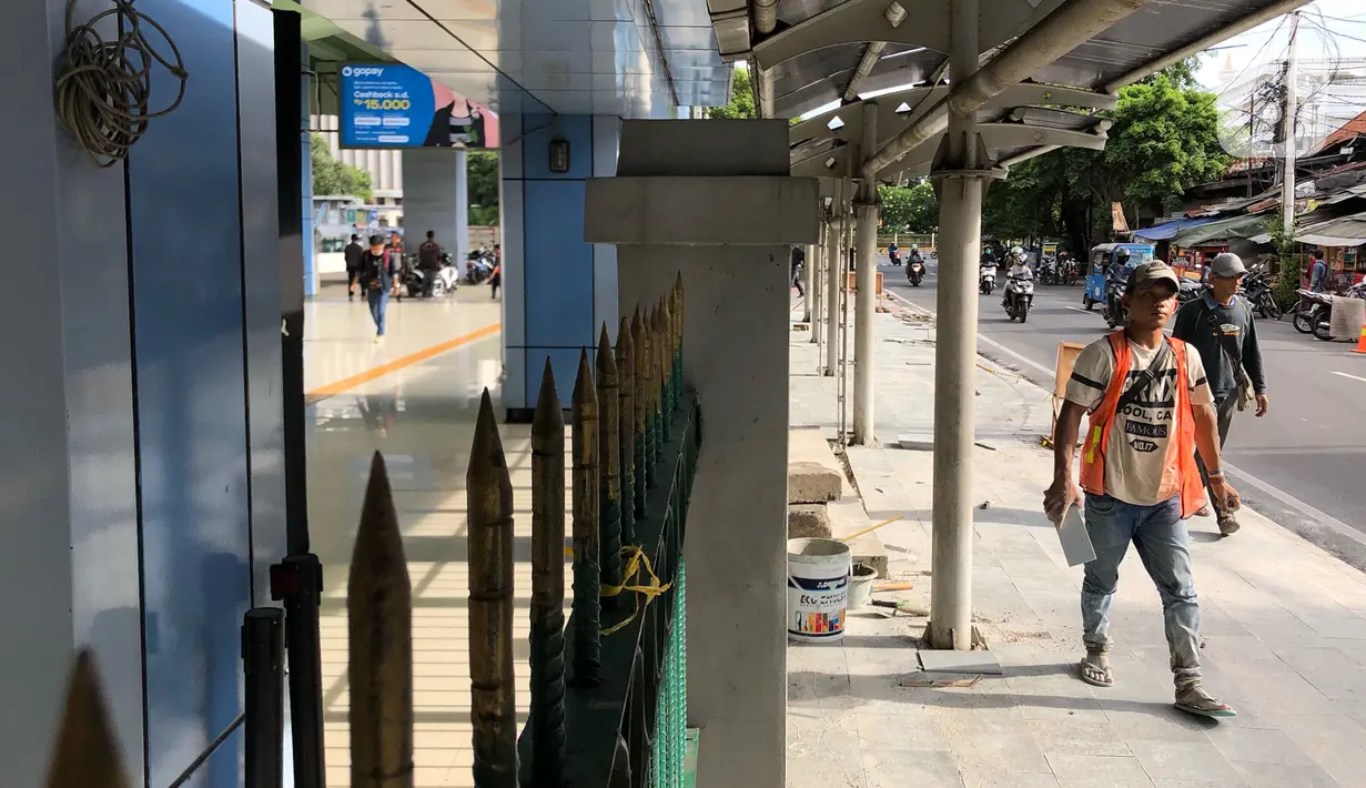 Pekerja menyelesaikan pengerjaan di Stasiun Juanda, Jakarta, Senin (9/3/2020). Dirut PT MRT Jakarta William P Sabandar mengatakan PT MRT Jakarta akan melakukan penataan Stasiun Juanda, Stasiun Tanah Abang, Stasiun Senen, dan Stasiun Sudirman. (Liputan6.com/Immanuel Antonius)