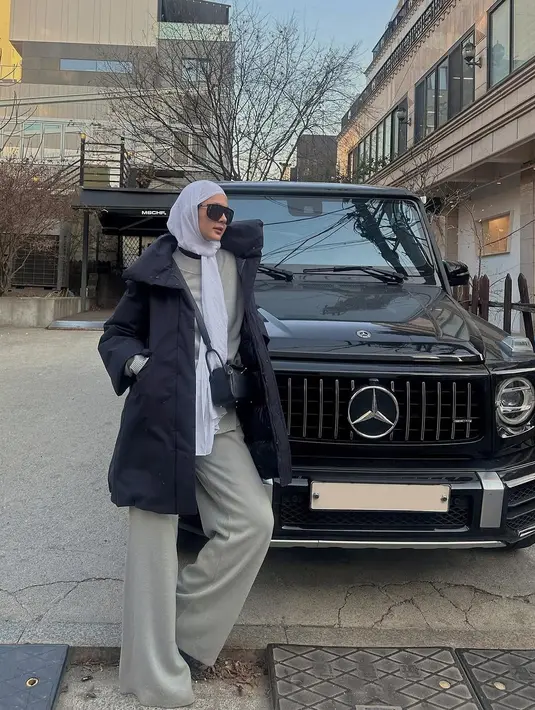 Ia kenakan setelan knitwear abu-abu berbalut down jacket hitam dan tas Hermes Lindy. [@paula_verhoeven]