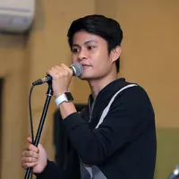 Esal Revano persiapan mini konser (Andy Masela/bintang.com)