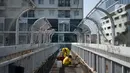 Petugas Bina Marga memerbaiki lantai Jembatan Penyeberangan Orang (JPO) yang berlubang di kawasan Tebet, Jakarta, Kamis (27/8/2020). Perbaikan dilakukan guna meningkatkan kenyamanan bagi pejalan kaki yang melintas. (Liputan6.com/Immanuel Antonius)