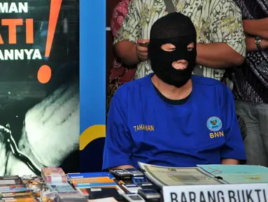 Tersangka berinisial GP dihadirkan saat gelar barang bukti Tindak Pidana Pencucian Uang (TPPU) narkotika di kantor BNN, Jakarta, Selasa (26/1). BNN berhasil menyita aset senilai Rp17 miliar di Tebing Tinggi, Medan. (Liputan6.com/Yoppy Renato)