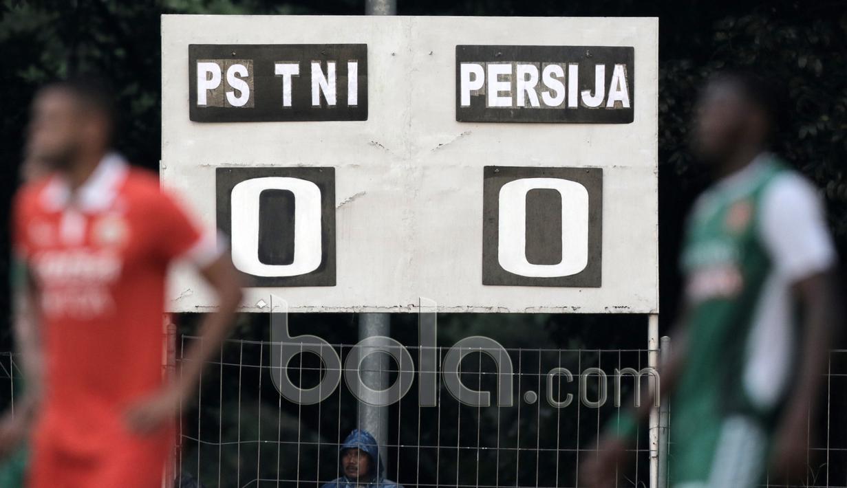 Papan skor laga antara Persija Jakarta dan PS TNI pada laga uji coba di GOR Ahmad Yani, Cilangkap, Minggu (9/4/2017). PS TNI bermain imbang lawan Persija. (Bola.com/Nicklas Hanoatubun)