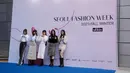 <p>Penampilan cantik para personel NewJeans saat menghadiri acara tersebut sukses mencuri perhatian banyak orang, terutama pesona Minji (kanan). (AP Photo/Ahn Young-joon)</p>