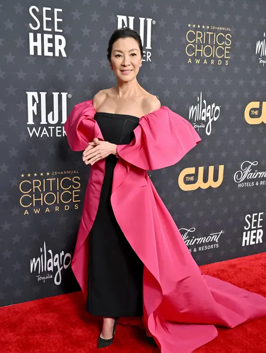 <p>Michelle Yeoh mengenakan paduan menarik gaun rancangan Carolina Herrera. Ini adalah momen saat ia menghadiri Critics Choice Awards. Foto: Vogue.</p>