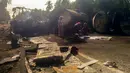 Petugas menyelidiki puing-puing bus dan truk tangki bahan bakar (BBM) yang bertabrakan di negara bagian Guerrero, Meksiko, Kamis (13/4). Tabrakan menimbulkan ledakan yang menewaskan 24 orang dan sembilan lainnya terluka. (HO/Guerrero Civil Protection/AFP)