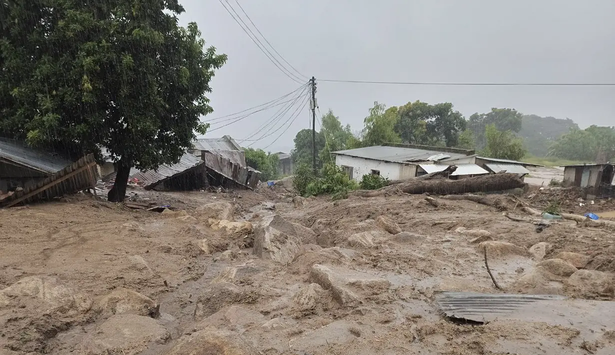 Air banjir yang disebabkan oleh hujan lebat setelah pendaratan Topan Freddy di Blantyre pada 14 Maret 2023. Topan Freddy, membawa angin kencang dan hujan deras, menewaskan lebih dari 100 orang di Malawi dan Mozambik saat kembali ke daratan Afrika bagian selatan, kata pihak berwenang pada 13 Maret 2023. (AFP/Jack McBrams)