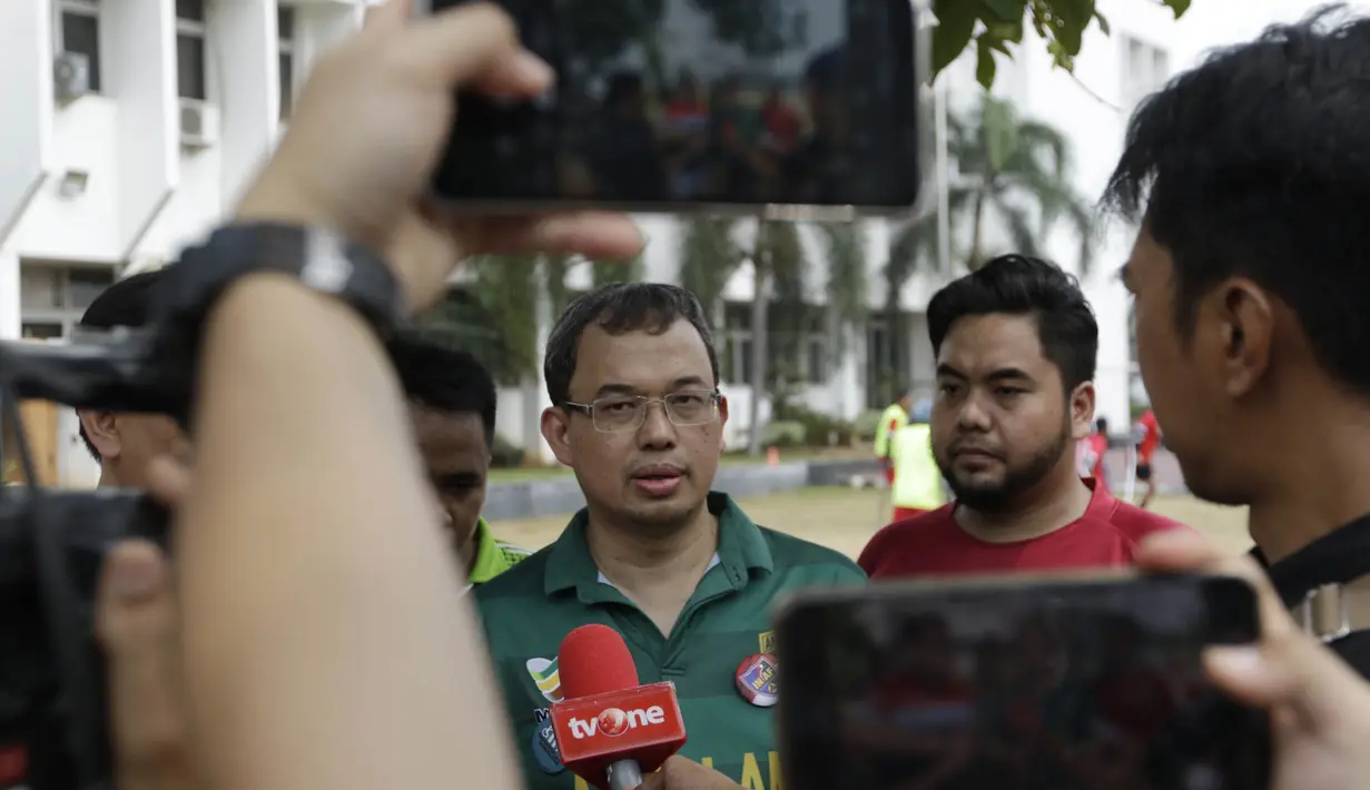 Calon Ketum PSSI, Vijaya Fitriyasa, usai melihat latihan Tim Garuda INAF yang merupakan pesepak bola amputan di Lapangan R.S Suyoto, Jakarta, Sabtu (12/10). Kunjungan ini dilakukan untuk memberi dukungan kepada Tim Garuda INAF jelang Piala Asia Amputee Football 2020. (Bola.com/Vitalis Yogi Trisna)
