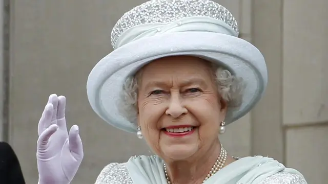 Mendiang Ratu Elizabeth saat menggunakan salah satu bros favoritnya, yang diberi julukan "Granny's Chips". (Foto: @RoyalFamily/Twitter)