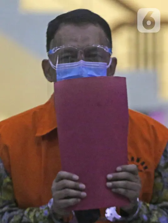 Mantan Direktur Pemeriksaan dan Penagihan Dirjen Pajak tahun 2016-2019, Angin Prayitno Aji usai pemeriksaan di Gedung KPK, Jakarta, Rabu (18/8/2021). Angin Prayitno Aji merupakan tersangka penerimaan suap dalam penyesuaian pajak tiga perusahaan wajib pajak. (Liputan6.com/Helmi Fithriansyah)