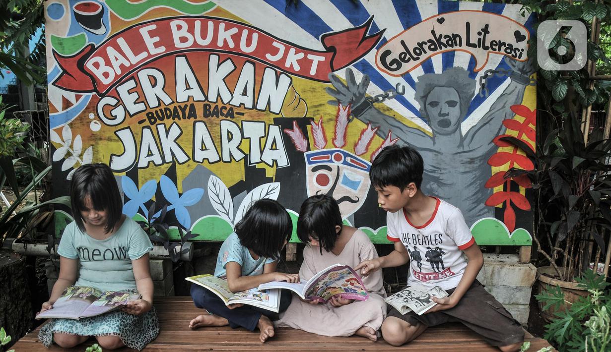 Anak-anak saat membaca buku di perpustakaan Bale Buku Meleduk (Membaca Literasi Dukuh) 75 di Jalan Dukuh V, Kelurahan Dukuh, Kecamatan Kramat Jati, Jakarta Timur, Rabu (24/8/2022). Seperti diketahui, hari ini bertepatan dengan Hari Anak Jakarta Membaca (Hanjaba) yang dicetuskan sebagai sebuah gerakan dengan tujuan untuk meningkatkan kegemaran membaca kepada anak-anak dan para generasi muda.  (merdeka.com/Iqbal S. Nugroho)