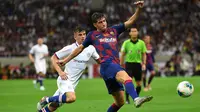 Bek Barcelona, Sergi Roberto, mengamankan bola saat melawan Chelsea  pada laga pramusim di Stadion Saitama, Jepang, Selasa (23/7). Chelsea menang 2-0 atas Barcelona. (AFP/Toshifumi Kitamura)