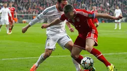 Pemain depan Bayern Munich, Franck Ribery (kanan) berusaha mempertahankan penguasaan bola dari Daniel Carvajal (Real Madrid) di laga kedua semifinal Liga Champions yang digelar di Allianz Arena, Munich (30/4/2014). (REUTERS/Michaela Rehle)