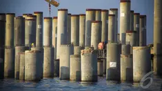 Pekerja sedang menyelesaikan pembangunan Pelabuhan Kalibaru atau New Priok di Jakarta, Minggu (7/9/2014)(Liputan6.com/Faizal Fanani)